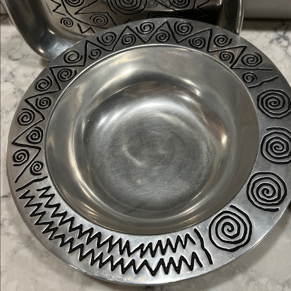 WILTON ARMETALE Reggae
Pewter Serving Bowls and Bread Tray